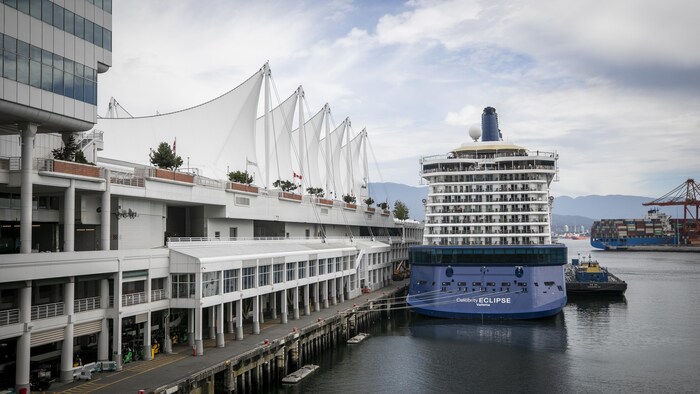 Le bateau de croisière Celebrity Eclipse, dans le port de Vancouver, le 29 août 2022.