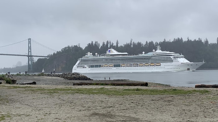 Un paquebot quitte le port de Vancouver après avoir franchi le pont Lions Gate en mai 2024.