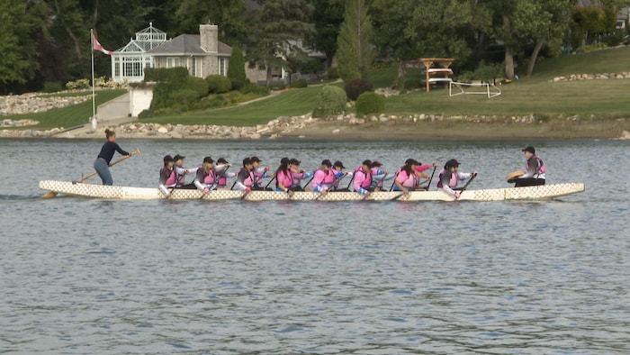 L’équipe de bateau-dragon Busting with Energy, entièrement composée de femmes ayant survécu à un cancer du sein, lors d'un entraînement à Saskatoon, en Saskatchewan, le 7 août 2026.