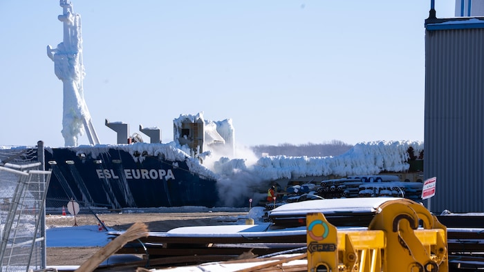 Une bonne quantité de glace recouvre un bateau amarré au port de Trois-Rivières.