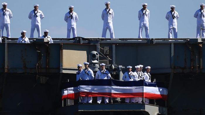 Des marins sur un bateau.
