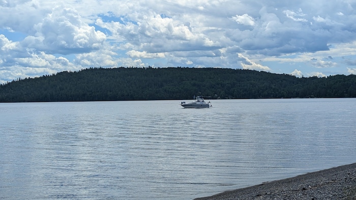 Un bateau sur le lac Témiscamingue au lieu historique national d'Obadjiwan–Fort-Témiscamingue.