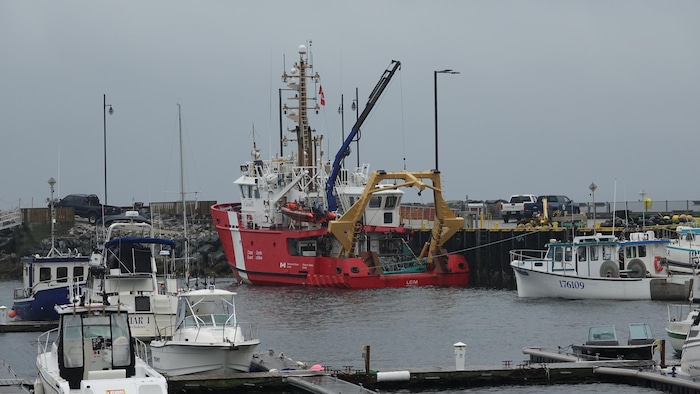 A rouge de la Garde offers assistance on the quai de Carleton-sur-Mer.