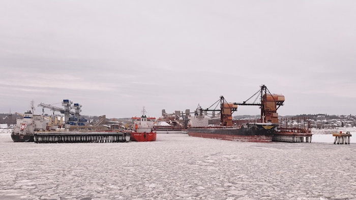 Des installations portuaires en hiver.