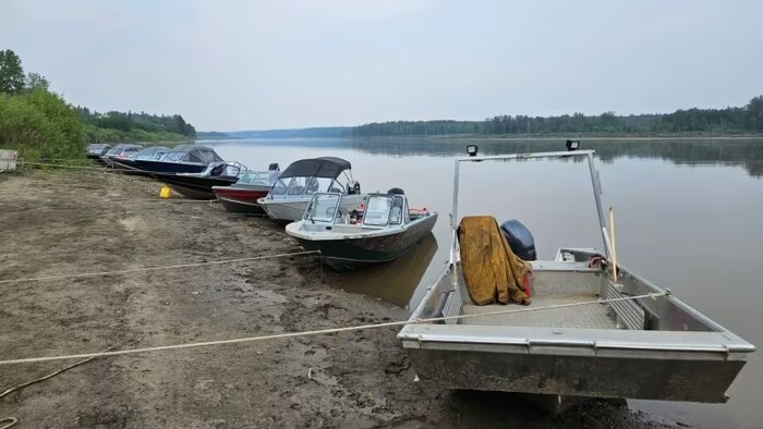 Des bateaux amarrés sur une rive, en Alberta.