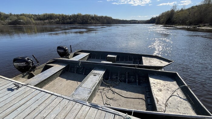 Des bateaux sont accostés à un quai sur la rivière Betsiamites.