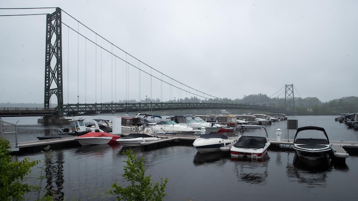 Des bateaux sont stationnés au port de la Marina de Grand-Mère.