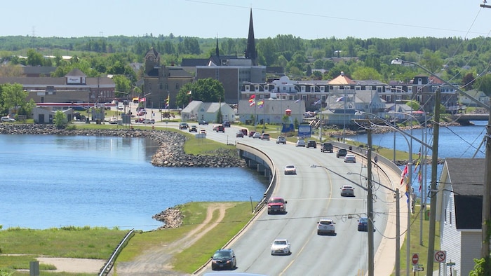 Un pont dans la ville de Bathurst, avec plusieurs édifices en arrière plan.