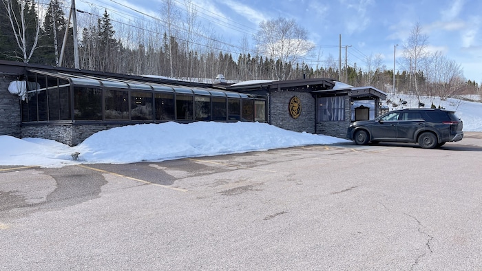 Une voiture est stationnée devant le restaurant Ti-Rex à Baie-Comeau.