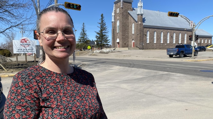 Marie-Noëlle Bhérer devant une église.
