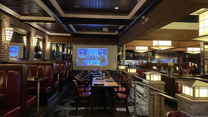 Un projecteur dans une salle à manger de restaurant. 