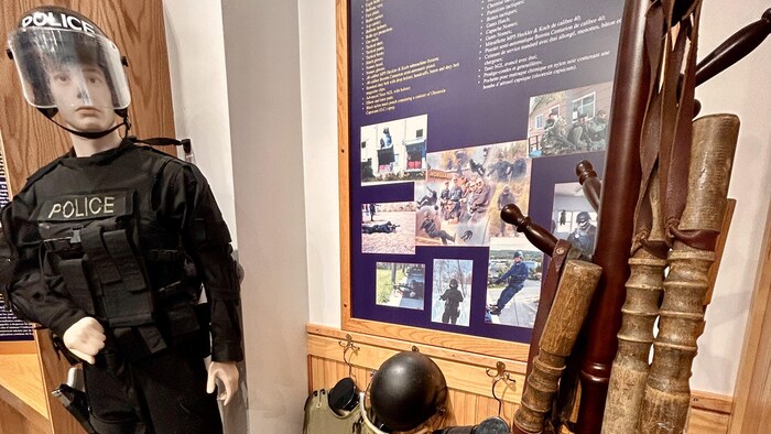 Des bâtons antiémeute.
