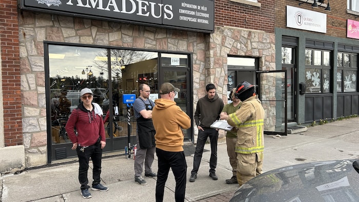 Des personnes à l'extérieur.