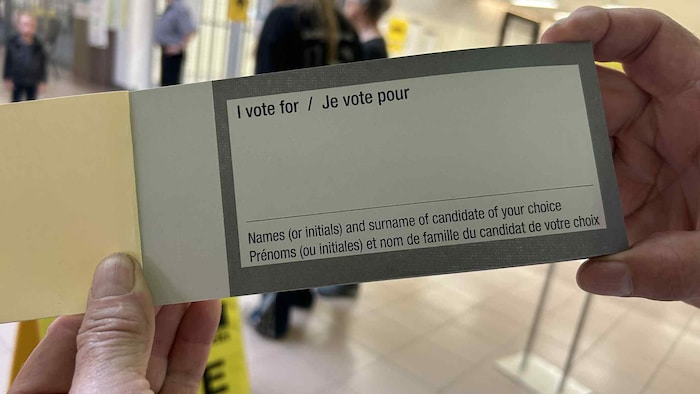 Un exemple du bulletin de vote adapté utilisé lors de l'élection fédérale partielle de Battle River-Crowfoot.