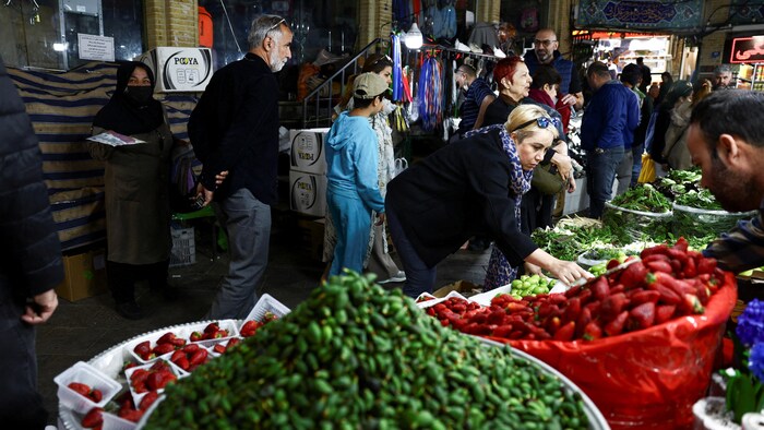 Des Iraniens font leurs courses au bazar Tajrish, à Téhéran.