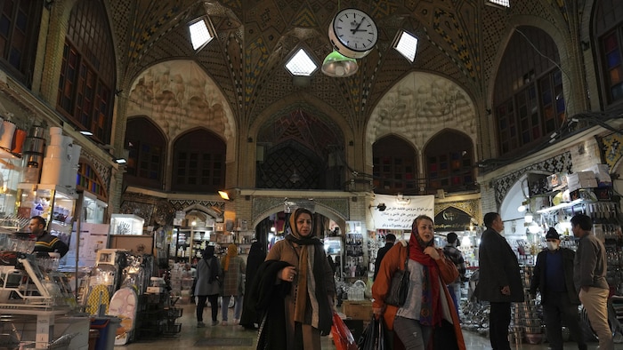 Des gens marchent dans le bazar, le 26 février 2023.