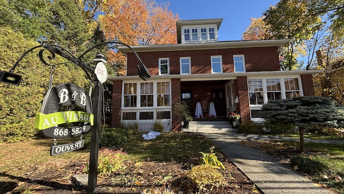Le bâtiment du Gîte Au virage B&B à l'automne.