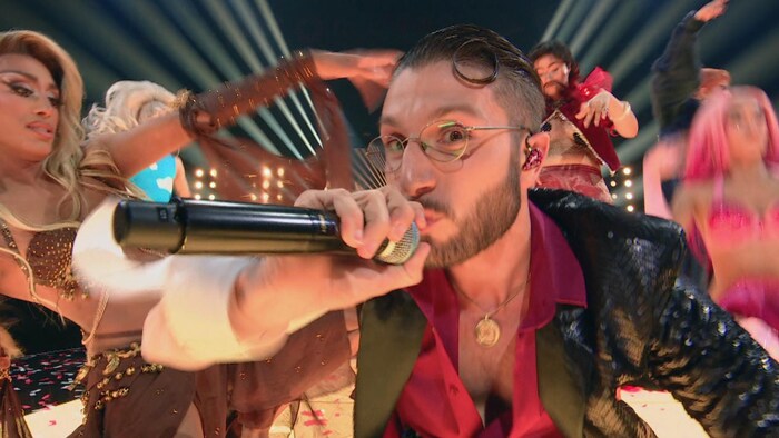 L'artiste bbno$ sur scène.