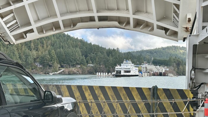 Un traversier arrive à l'île Mayne, le 13 février 2024.