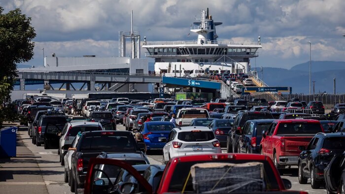 Des files de voitures dans une gare maritime attendent de pouvoir embarquer dans un traversier de BC Ferries.