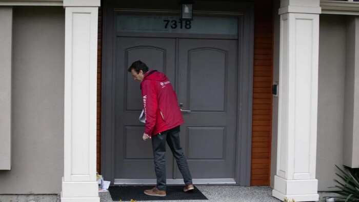 A CBC journalist visits Haoran Xue's house in 2019 when he was first named in a civil suit related to a CRA scam. No one was home and a heap of mail was piled on the doorstep