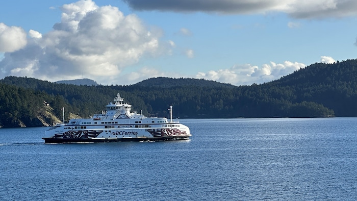 Un traversier dans la mer des Salish vu d'un autre traversier.