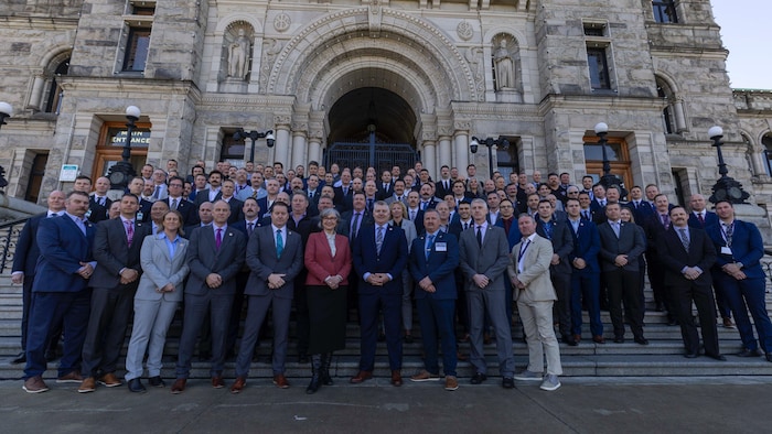 Une délégation de la BCPFFA à l'Assemblée législative, avec au milieu la ministre Whiteside et le président Todd Schierling.