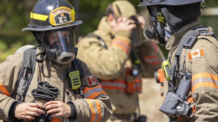 Des pompiers et leur équipement.