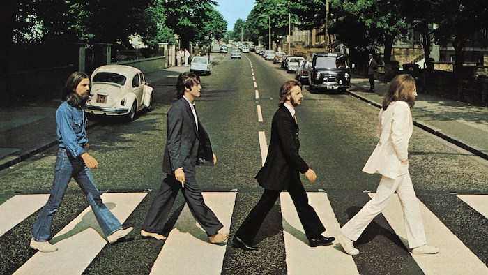 La pochette de l'album Abbey Road, avec les quatre Beatles traversant la rue à un passage piétonnier. 