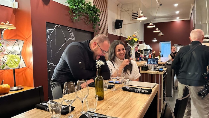 Béatrice Déry sourit dans un restaurant.