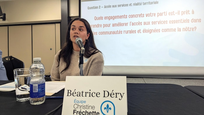 Béatrice Déry répond à une question sur l'accès aux services.