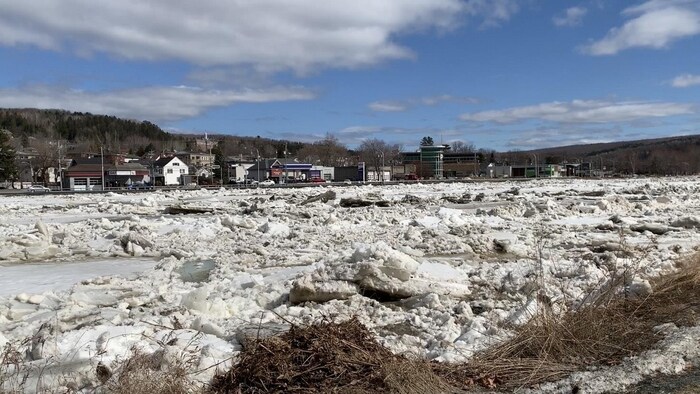 Des glaces sur la rivière Chaudière à Beauceville