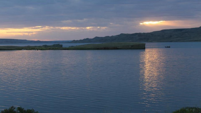 Image de lac en Saskatchewan avec des petites collines.