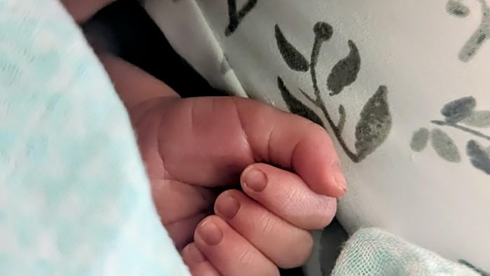 Un bébé est photographié de profil.