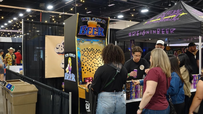 Une personne à une borne d'arcade.