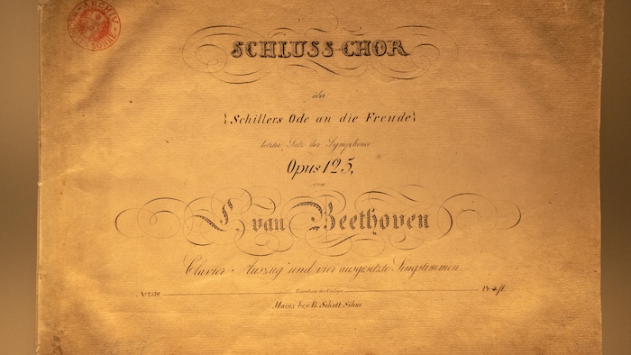 Page couverture des partitions de la symphonie, sur du vieux papier jauni.