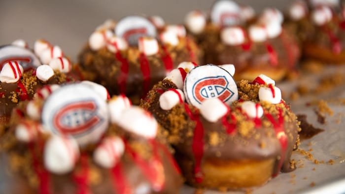Des beignes sucrés avec une décoration aux couleurs du Canadien de Montréal. 