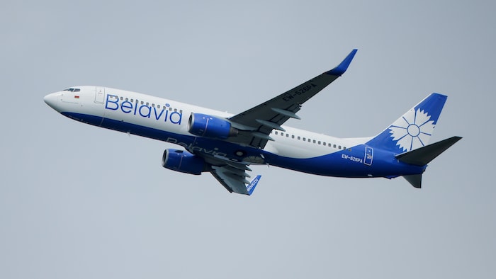 Un Boeing 737-800 de la compagnie Belavia s'envole près de l'aéroport de Moscou.