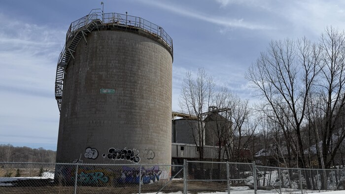 Un silo sur le site.