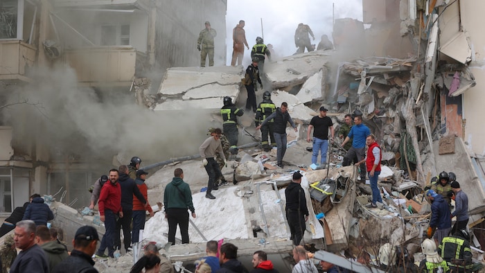 Des personnes cherchent des survivants après l'effondrement partiel d'un immeuble.