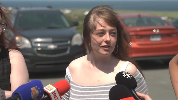 Une jeune femme en entrevue.