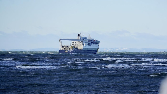 Sur le fleuve Saint-Laurent mouvementé, le Bella Desgagné et son équipage attendent que les vents se calment pour pouvoir accoster au quai de Rimouski.