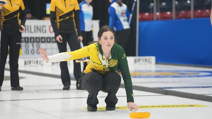 Bella McCarville dirige sa pierre.