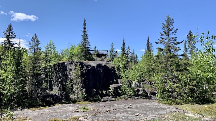 Un belvédère juché sur une montagne.