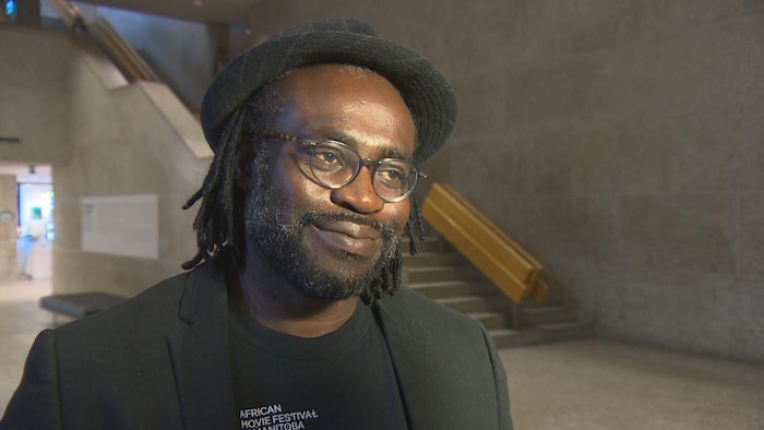 Un homme avec un chapeau.