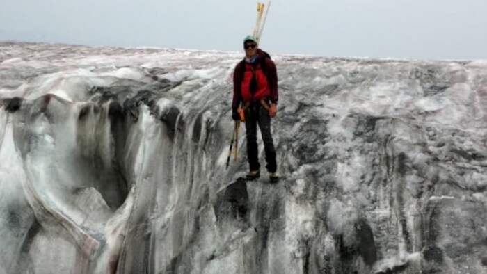Le scientifique Ben Pelto se tient debout sur un glacier noirci par la fumée, en Colombie-Britannique.
