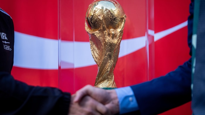 Le trophée de la Coupe du monde de soccer.  