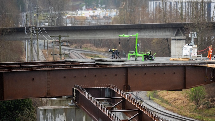 Des équipes déconstruisent et démolissent le pont Pattullo après la construction du pont Stal̕əw̓asəm à New Westminster, en Colombie-Britannique, le mardi 1er avril 2026.