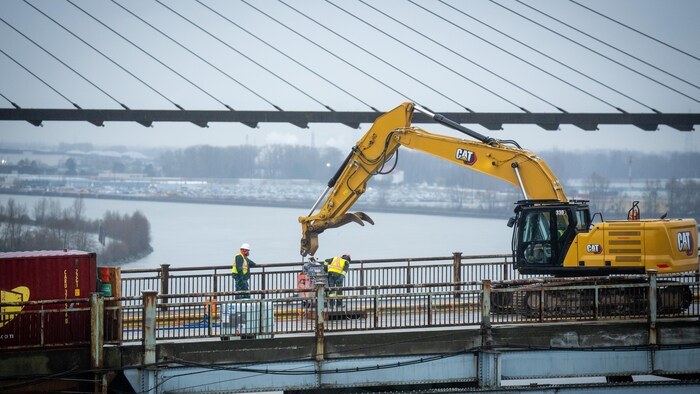 Des équipes déconstruisent et démolissent le pont Pattullo après la construction du pont Stal̕əw̓asəm à New Westminster, en Colombie-Britannique, le mardi 1er avril 2026.