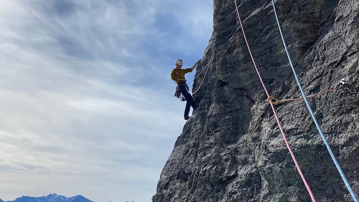 Ben Pearman escalade le mont Yamnuska afin de tester l'application d'escalade qu'il a créée.
